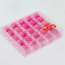25 kusů růžových cívek Janome v boxu